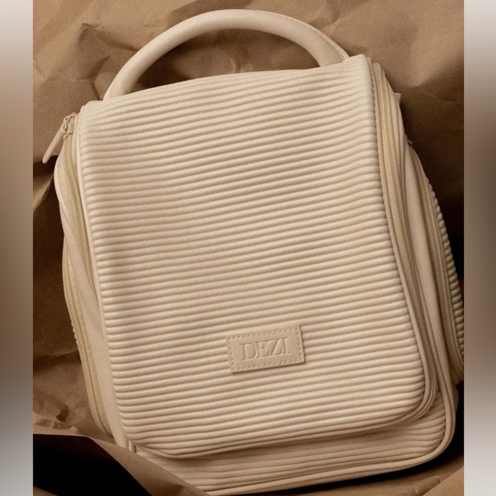Dezi Travel Accessories/Makeup hanging Cream Textured Handbag - Picture 2 of 5